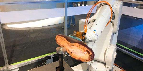 某鞋厂 以2000转速度将鞋底放在打磨机下面打磨，没有想到会这样的
