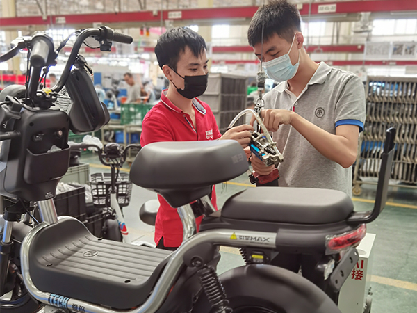 榴莲视频官网技术负责人协助爱玛员工