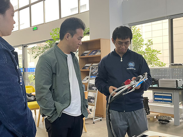 技术人员介绍榴莲视频官网自动拉钉机