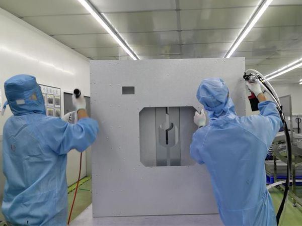 埃马克机械员工使用榴莲视频官网气动工具