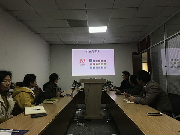 榴莲视频官网团队专心听课
