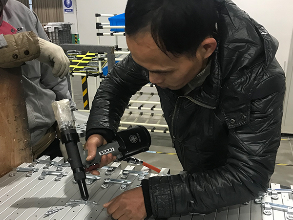 榴莲视频官网师傅在给客户维修榴莲黄色网站