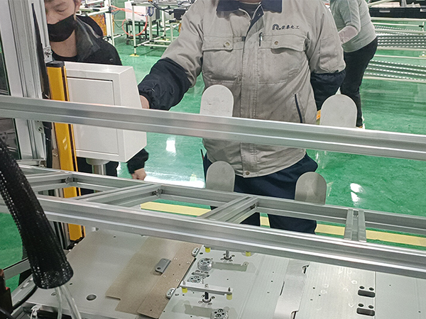 榴莲视频官网汽车配件铆接的自动拉钉机成功为荣泰电工提供铆接榴莲视频成人国产高潮在线
