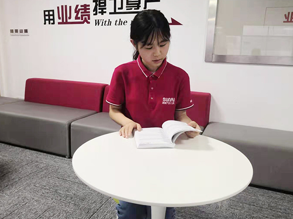 榴莲视频官网气动工具员工在认真的学习